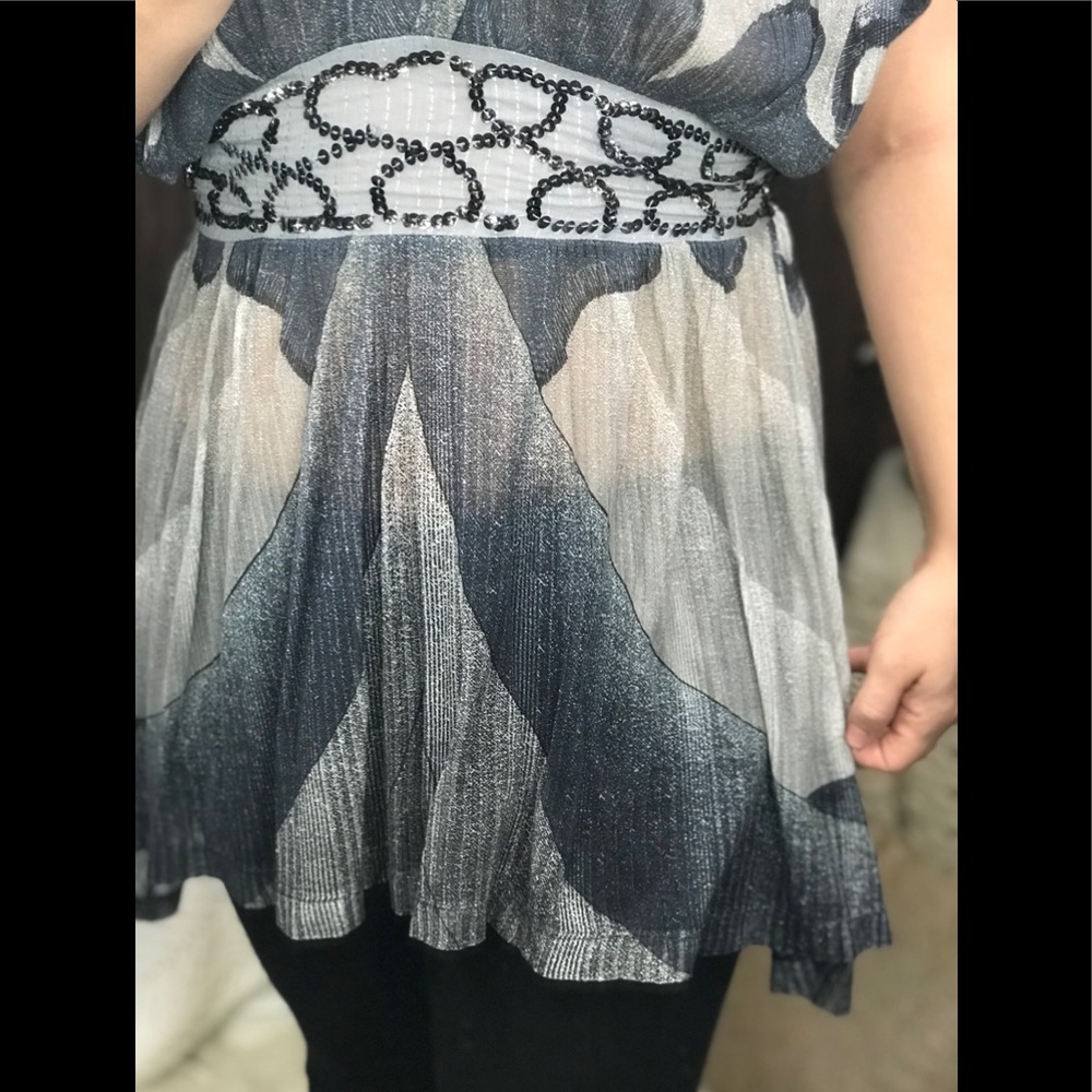 Free people kimono top, grey with beading at waist. Size small - Picture 2 of 10